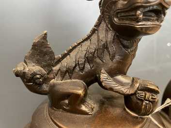 Un br&ucirc;le-parfum tripod couvert en bronze, Chine, marque de Qianlong, 19/20&egrave;me